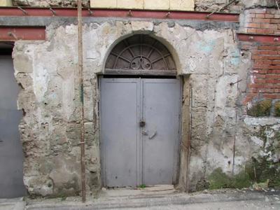 Piena proprietà degli immobili ad uso abitativo, siti a Palermo, in Vicolo delle Api n. 28, al secondo piano, censiti al Catasto Fabbricati del Comune di Palermo al foglio di mappa n. 131, ed individuati rispettivamente dalle p.lle graffate 716 sub 3, 717 sub 3, 718 sub 3, 719 sub 3, 720 sub 3 e dalle p.lle graffate 720 sub 4, 721 sub 3, 722 sub 3.