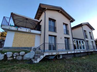 immobile su 2 p. catastalmente composto: p. t. ingresso/vano scala, soggiorno con ang. cottura, 2 bagni, 2 camere, disimpegno e terrazza; a p. semint. 3 vani sgombero, ripostiglio, bagno, lavanderia e vano con piccola piscina; di fatto composto: a p.t. ingresso/vano scala, 2 camere, bagno e camera su soppalco, ripostiglio, cabina armadio, bagno, camera su soppalco e terrazza; a p. semint. scala, cucina, soggiorno, bagno, lavanderia, piccola piscina (vasca) e balcone. Terreno pertinenziale e Terreno di 55 mq