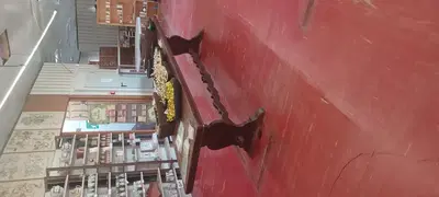 UN TAVOLO IN LEGNO RETTANGOLARE   