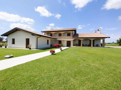 Villa singola della supericie commerciale di  453,94 mq e dell'area di...