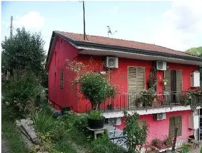 Intera proprietà, per la quota di 1000/1000, di compendio immobiliare sito nel Comune di Arpaia (BN), Via Tairano n. 14, costituito da fabbricato ad uso abitativo di tipo economico, articolato su due livelli fuori terra, con corte/giardino recintata pertinenziale