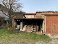 Rustico su due livelli situato in centro al paese e...