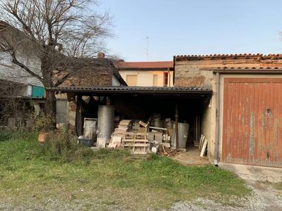 Rustico su due livelli situato in centro al paese e adiacente ai principali servizi.E' caratterizzato da ottima potenzialità in quanto da ristrutturare.