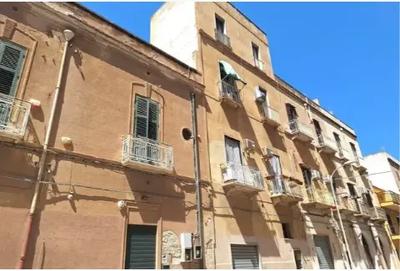 Appartamento (sub 4-5) a Trapani (TP), via Passo Enea 43. Piano primo di palazzo ristrutturato in zona centrale. Superficie commerciale di 87,00 mq. Condizioni discrete Per maggiori informazioni visitare il portale www.quimmo.it - Codice annuncio 2537870