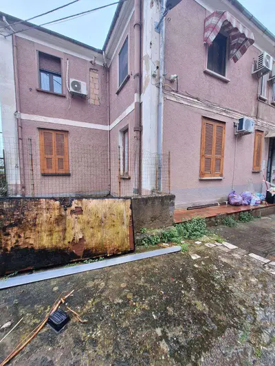 Appartamento su un unico livello al primo piano, composto da: ingresso, una camera da letto, cucina, un bagno e soggiorno. Libero.
