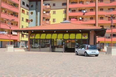 Vendesi 117 unità del Complesso Immobiliare “Le Magnolie”, sito in Pomezia (RM), via Naro 10 e via Padova. Trattasi di: 1 Negozio al PS1, di 7.672 mq; 1 Magazzino al PS2, di 3.888 mq; 114 Box auto in autorimessa PS1 e PS2 superfici tra 11 e 18 mq ed 1 Cabina elettrica. Per maggiori informazioni visitare il portale www.quimmo.it - Codice annuncio 7136