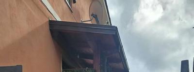 Appartamento posto al primo piano di un fabbricato e composto da cucina-sala pranzo, salone con annesso vano, camera da letto, vano allo stato rustico, corridoio, bagno e tre balconi (di cui uno allo stato rustico). Superficie commerciale 156 mq.