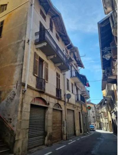 Fabbricato di civile abitazione elevato a quattro piani...