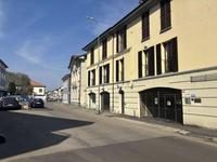 Negozio con due porte vetrine e porta d'accesso su via Manara Negrone, posto al piano terra, con annessi ripostigli e servizi facente parte di un complesso condominiale.
