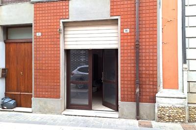 Negozio a Meldola (FC), via Roma 90. Zona centro storico. Piano terra di palazzo ricostruito. Locali rifiniti. Unico ambiente di vendita con wc sottoscala, dotato di vetrina con serranda sul fronte strada. Climatizzazione a split. Superficie commerciale di 29 mq. Condizioni discrete Per maggiori informazioni visitare il portale www.quimmo.it - Codice annuncio 2639456