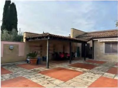 Piena proprietà per la quota di 1000/1000 di una tettoia sita in Bisceglie in Via Carrara San Pietro, piano terra con accesso esclusivo attraverso la strada carrabile afferente proprietà di terzi. La tettoia è in legno, rettangolare. La struttura è in legno, eccetto la parte terminale, di elementi in policarbonato. Confina a nord, est ed ovest con proprietà sub 1 ed a sud con altra proprietà. L’immobile si trova in una zona suburbana verso via Andria e ha una consistenza reale di 34,83 mq.