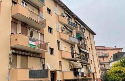 Appartamento al piano quarto di un complesso immobiliare condominiale di cinque piani complessivi, senza ascensore, composto da ingresso, cucina, ripostiglio, due camere, bagno; al piano terra, è presente un magazzino. Libero.