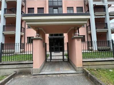 Piena proprietà di n. 1 alloggio in corso di ultimazione al primo piano (2° fuori terra) con cantina, composto da ingresso su soggiorno, cucina, due camere da letto, disimpegno, due ripostigli, due bagni.