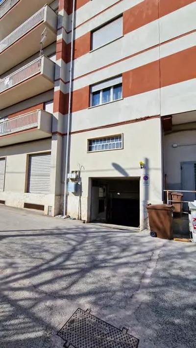 BENE1: appartamento sito al IV piano composto da disimpegno, cucina, salone con balcone, bagno con doccia, bagno con vasca, camera da letto singola, camera matrimoniale. All'unità immobiliare è assegno vano locale ad uso sgombero sito al V piano accessibile dal vano scala attraversando il terrazzo condominiale. BENE2: posto auto sito al piano seminterrato del condominio. Sito a sinistra della rampa di accesso, di fronte all'ingresso principale, a confine con spazio di manovra ed altra proprietà.