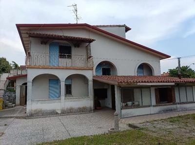 Casa singola divisa in 2 alloggi con scoperto esterno,...