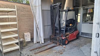 (Lotto n.4) - Carrello elevatore elettrico marca LINDE modello E20P matricola 335H11039320 anno 1997, portata 2.000 Kg, altezza castello 240 cm circa, privo della chiave, completo di caricabatterie 48V/80A.