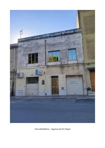 Piena proprietà per l'intero di un appartamento posto al primo piano di un maggior edificio a tre livelli fuori terra ubicato in Valderice (Trapani) Via Vespri 206 della superficie di mq.140 circa con garage sito al piano terra della superficie di mq. 14.50