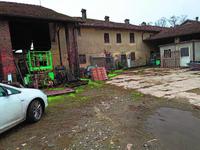 porzione di cascina e di terreno, situati in Spino...
