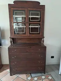 Lotto 13) Credenza a doppio corpo in stile rustico/arte povera