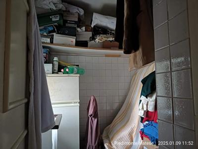 Piena ed intera proprietà di porzione di fabbricato composta da una unità abitativa. Si sviluppa su due livelli fuori terra ed è composta al piano terra da pranzo con angolo cottura, salone, studio, locale deposito, piccolo porticato con area esterna ed al primo piano da due camere da letto, due wc ed un ambiente multiuso oltre terrazzo e piccolo balconcino.