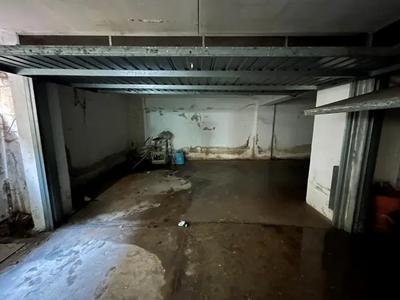 Piena proprietà del Garage Cassino (FR), Via Sferracavalli n. 2, pianointerrato, interno 18. Catasto Fabbricati: Fg. 84, Part. 383, Sub. 60, categoria C/6, Zc. 1.Superficie commerciale mq 43,00. Stato: libero – presenza di umidità, scrostamenti eristagni d’acqua. Valore di stima: € 31.200,00.