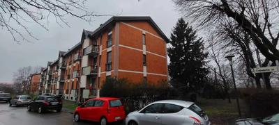 Appartamento sito in Lodi, Viale Calabria 19, posto al piano primo (secondo fuori terra), composto da ingresso/disimpegno, cucina, soggiorno/pranzo, bagno, due camere da letto, un ripostiglio e due balconi. Cantina al piano seminterrato.