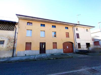 Casa in linea della superficie catastale di 294,30 mq ed area scoperta di pertinenza, in Gonars, via Gorizia n. 8.