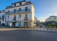 Negozio al piano terra di un edificio a più livelli con...