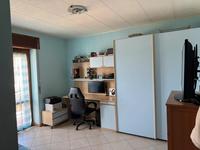 Piena ed intera proprietà di abitazione ubicata in Tito (PZ) alla C.da Serra n. 54, Piano Terzo; il complesso è formato da 7 ambienti destinati rispettivamente a corridoio, cucina-pranzo, letto 1, letto 2, letto 3, bagno 1 e 2, censita al NCEU al foglio 10 P.lla 176 Sub 9. Confina a Nord con la p.lla 593, a Est con la p.lla 573, a Sud con il vano scala condominiale e a Ovest con il Sub 10.
