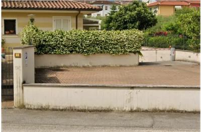 Vendesi posto auto a Quarrata (PT). Zona semicentrale. Superficie...