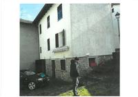 Quota indivisa pari ad 1/4 della piena proprietà di porzione di fabbricato ad uso residenziale sita nel Comune di Tornolo (PR), frazione Tarsogno, Via Senato n. 40, sviluppata su tre livelli e composta da piano seminterrato adibito a box e cantina, piano terra con soggiorno/pranzo con angolo cottura, servizio igienico e disimpegno, e piano primo con due camere, servizio igienico e disimpegno, oltre a balcone e ballatoio d'ingresso. Superficie commerciale abitazione circa 122 mq, box e cantina circa 54 mq