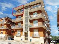 Appartamento al piano terzo con garage a Palazzolo Acreide (SR), Via Dante Alighieri 29. 4 vani principali (soggiorno, cucina e due camere da letto), 4 vani secondari (corridoio, ripostiglio e due bagni) due balconi e un terrazzino a livello.. Superficie commerciale totale indicativa: 100 mq Per maggiori informazioni visitare il portale www.quimmo.it - Codice annuncio 21964