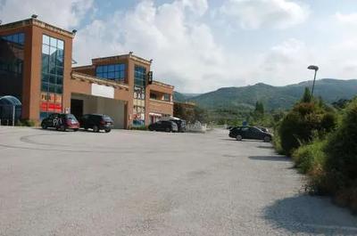 Piena proprietà su UFFICIO posto al piano primo di un complesso edilizio commerciale-direzionale di maggiore consistenza di sup. commerciale vendibile pari a circa 101 mq con proporzionale comproprietà sulle parti comuni dell’edificio.