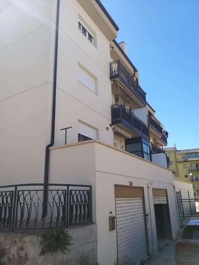 Ufficio ubicato al piano seminterrato di edificio condominiale sito in...