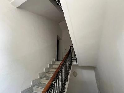APPARTAMENTO al piano terzo di edificio senza ascensore composto da 3...