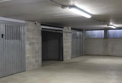 Lotto 1 - Piena ed esclusiva proprietà della porzione immobiliare facente parte del fabbricato condominiale sito in Comune di Monselice (PD), Viale Luigi Cadorna n. 17/A, eretto sull'area censita in Catasto Terreni del detto Comune, Foglio 21, con la particella 3251 di are 06.00 (E.U.), e precisamente il garage posto al piano primo sottostrada. Libero.
