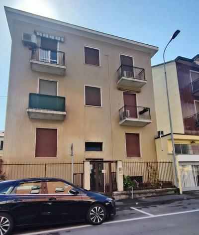 Piena proprietà di appartamento sito nel Comune di Rozzano (MI), Via Monte Rosa n. 87, situato al piano rialzato, è costituito da soggiorno con cucinotto, camera, disimpegno, servizio igienico, per una superficie lorda totale di 50 mq. L’appartamento è dotato di impianto di riscaldamento di tipo centralizzato con termosifoni. Identificativi catastali: foglio 1, particella 161, sub 706 – categoria A/3 – Rendita 232,41 € - 3 vani Vendita competitiva telematica sul portale www.doauction.