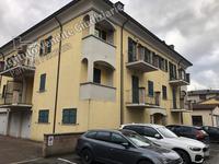 Lotto unico - Appartamento posto al piano primo, di un...