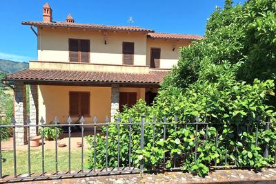 Villetta in Cavriglia (AR), via Monteriani 14. Periferia collinare boschiva. Casa su tre livelli lungo versante, con giardino e boschetto. Portico, ampia zona giorno, 6 camere letto, terrazzo, 3 bagni, autorimessa, taverna e vani tecnici. Finiture standard. Riscaldamento con 2 caldaie e radiatori. Superficie commerciale di 383,06 mq (terreno escluso). Condizioni buone Per maggiori informazioni visitare il portale www.quimmo.it - Codice annuncio 2639416