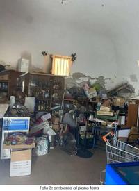 Piena proprietà di appartamento dislocato su due livelli, composto da due ambienti e locale ripostiglio al piano terra e da due stanze ed un bagno al piano primo. Completa di singola “stanza” con accesso “indipendente” ubicata al piano primo, della consistenza di vani 1.