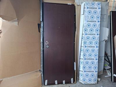 (Lotto 3) Porta blindata marca GARDESA, a doppio battente, color legno