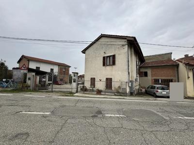 Fabbricato abitativo a due piani fuori terra con relativi fabbricati...