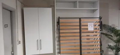 ARMADIO PRATICO IN LAMINATO CON LETTO MATRIMONIALE E RETE A DOGHE, 