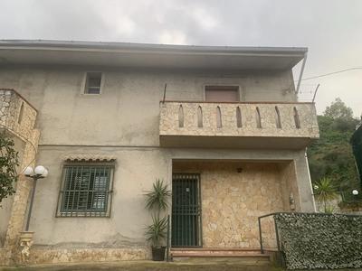 Immobile sito a Caltagirone in via Sfere n. 58. Sul lotto insiste un fabbricato non accatastato e con irregolarità edilizie, sanabili con la c.d. sanatoria speciale prevista dall’articolo 40, ultimo comma, Legge 47/1985