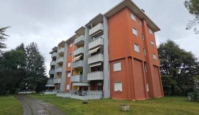 Appartamento con cantina, garage e giardino condominiale, facente capo al Condominio Vesuvio, nei pressi del palazzetto dello sport. L’immobile si trova in posizione semicentrale, a traffico locale con parcheggi riservati ai residenti. Conformità catastale: SI. Conformità urbanistica: SI. Conformità edilizia: vi sono una serie di difformità meglio specificate nell’elaborato peritale a fronte delle quali ha applicato un valore stimato di Euro 1.500,00 per il ripristino. Occupato senza titolo.