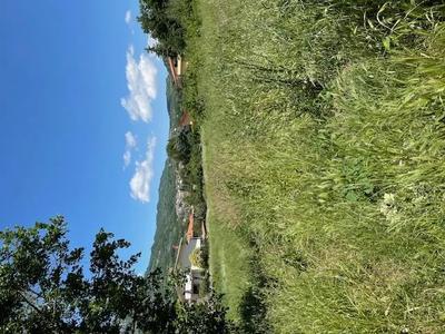 Piena proprietà di appezzamento di terreno, sito in Montesarchio con accesso...