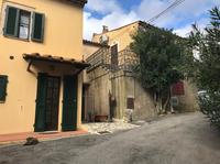 Piena proprietà su appartamento per civile abitazione posto in fabbricato terra-tetto sito in Manciano (GR), località Poderi di Montemerano, Via Case Ciani, ingresso piano terra da corte scoperta, composto da una zona giorno con angolo cottura di circa 30 mq totali ed un piccolo servizio igienico di 2,50 mq; al piano primo si trova una camera da letto di circa 12 mq, una stanza guardaroba di 7 mq ed un servizio igienico di 3,50 mq. Dal primo piano si accede ad una terrazza a tasca scoperta.