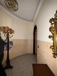 Piena proprietà di appartamento al piano secondo composto da ingresso, cucina, tre camere, un bagno ed un ripostiglio, censito in catasto al foglio 237, particella 4, sub. 31, cat. A/2, classe 4, consistenza 5 vani, superficie catastale 112 mq, rendita catastale euro 542,28.