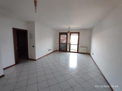 Intera piena proprietà di: Bene n. 2) Appartamento posto al piano primo di fabbricato facente parte di complesso condominiale e composto da soggiorno-cucina, atrio, bagno, camera da letto e balcone; Bene n. 10) Garage pertinenziale posto al piano terra del medesimo fabbricato.