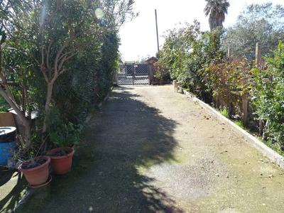 piena proprietà dell’appartamento in villetta sito in Comune di Latina (LT) - località Castelverde Via Genova n. 8, di circa mq. 105, su un unico livello rialzato, con annesso giardino esclusivo di pertinenza di circa mq. 964, composto da una zona cucina, un ampio soggiorno ingresso, un bagno ed un ripostiglio, distinto al NCEU del Comune di Latina al Foglio 24 part. 121 sub 1, graffato alla part. lla 293 sub 1, Zona Censuaria 2, Cat. A/3, vani 5,5, R.C. €. 298,25=.